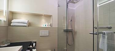 Comfort Double Room Bathroom with Shower or Bathtub